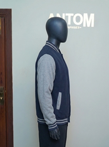 Chaqueta Varsity para Hombre con Cuerpo de Forro Polar Suave, Mangas de Cuero Elegantes, Diseño Bicolor, Cuello Alto y Logotipo Frontal - Product Image 2