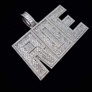 จี้เงินแท้ 925 ประดับโมอิสซาไนต์ รูปทรงเหรียญกลมขนาดใหญ่ 3 นิ้ว สไตล์ฮิปฮอป พร้อมโลโก้สั่งทำพิเศษ ความใสระดับ VVS ตัวเรือนแบบ Claw Setting - Product Image 4