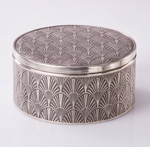 Boîte de rangement ronde en métal argenté avec motif festonné Art Déco personnalisé pour fruits secs et autres produits - Product Image 3