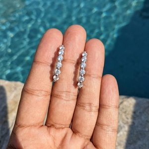 Pendientes Minimalistas de Oro Blanco Au750 con Diamantes Naturales, Diseño Huggie de Una Sola Hilera, Cierre Francés Seguro, Joyería Fina para Novias, Venta al por Mayor HK - Product Image 2