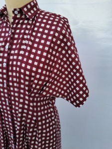 Robe chemise en coton à carreaux rouges, longueur maxi, manches courtes, col à revers, coupe ample décontractée, toutes saisons, tissu tissé, élégante et délicate - Product Image 6