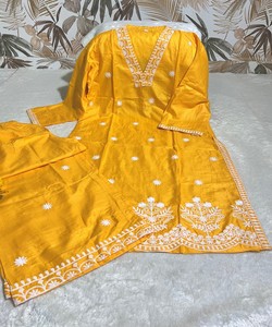 ชุดเซ็ตผ้าเรยอนคอตตอนปักลายใหม่ล่าสุด สำหรับใส่ทำงาน ราคาขายส่ง เสื้อผ้าชาติพันธุ์ สีเหลือง - Product Image 3