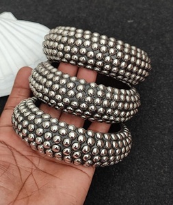 Bracelets en bois de Sheesham faits à la main de qualité supérieure, style indo-occidental de l'Uttar Pradesh, avec des breloques en laiton spéciales et une longue durée de vie - Product Image 5