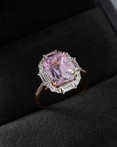 Anillo de compromiso de lujo con zafiro rosa talla cojín y halo de diamantes baguette y redondos en oro rosa de 14K, estilo vintage, para ella - Product Image 2