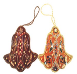 Adorno Navideño de Campana Hecho a Mano con Gráficos Bordados y Cadena para Colgar - Product Image 1