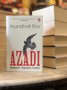 อาซาดี โดย อรุนดะตี รอย หนังสือปกอ่อนภาษาอังกฤษเกี่ยวกับเสรีภาพ การเมือง และความยุติธรรมทางสังคม - Product Image 3