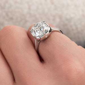 Anillo de Compromiso Moderno con Moissanita Brillante de 2 Quilates, Corte Cojín, Plata 925 Original, Regalo para Ella, para Bodas, Ceremonias y Fiestas - Product Image 5