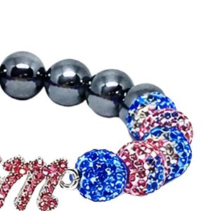 Bracelet extensible perlé noir et bleu roi avec breloque lettre « Maman » et accents de strass en cristal rose – Bijou fantaisie pour femme - Product Image 2