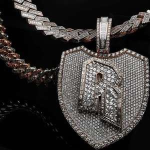 Colgante de lujo de plata de ley 925 certificada con diseño de escudo de hip hop, moissanita gruesa y circonitas, hecho a medida - Product Image 4