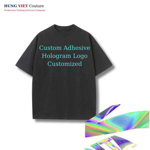 Camiseta holográfica unisex con nombre personalizado y logotipo personalizable del fabricante de bordes cortados con láser 2025 para parejas - Product Image 5