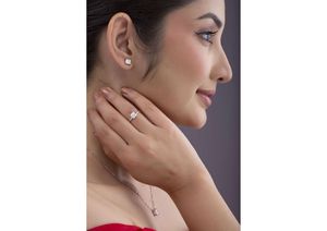 Élégantes boucles d'oreilles clous en diamant de laboratoire taille princesse, plaqué or 18 carats, certifiées IGI, idéales pour les fêtes, les cérémonies religieuses et les commémorations - Product Image 3