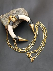 Colgante de luna creciente de hueso de 3 pulgadas hecho a mano con doble colte y incrustaciones de latón, con acabado en oro y plata, joyería personalizada - Product Image 1