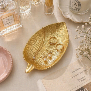 Plateau de service décoratif en forme de feuille d'or, plat à dessert texturé pour table de fête et décoration - Product Image 3