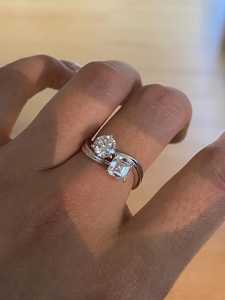 แหวนมอสซาไนต์ 1 กะรัต ทรงปรินเซสและทรงกลม ประดับเพชรสองเม็ด ดีไซน์ Toi Moi สำหรับผู้หญิง เงินแท้ 925 ของขวัญเซอร์ไพรส์สำหรับเจ้าสาว - Product Image 5