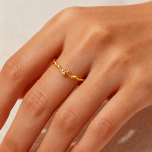 Anillo de Acero Inoxidable Geométrico de Diseño con Perla de Agua Dulce, Chapado en Oro Real de 18K, Joyería de Moda Duradera para Mujer - Product Image 1