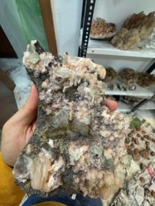 Calcedoine noire naturelle avec Stilbite jaune et Apophyllite verte |   Spécimen de cristal minéral de qualité supérieure - Product Image 2