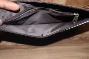 Pochette à main en cuir véritable de vachette à poils pour femme – Pochette zippée de style western rustique faite à la main avec bandoulière amovible - Product Image 6