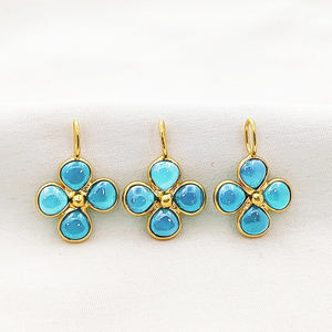 Pendentif en calcédoine bleue en forme de trèfle, 5 mm, lisse, fait main, avec boucle 7x5 mm, plaqué or, breloque en calcédoine - Product Image 5