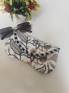 Étui à lunettes rectangulaire matelassé fait main Shree Balajee Garments à imprimé floral, pochette souple en coton pour femme, tendance - Product Image 3