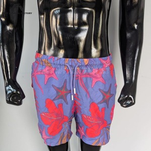 Pantalones cortos unisex de poliéster 100% ligeros, con estampado deportivo, para la temporada de verano, para uso en exteriores y gimnasio, con MOQ bajo. - Product Image 4