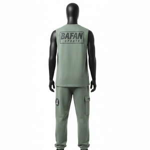 เสื้อยืดแขนกุดผ้าฟลีซหนานุ่มผสมคอตตอนและโพลีเอสเตอร์สำหรับผู้ชาย กางเกงจ็อกเกอร์สีเขียวเซจ พิมพ์ลายโลโก้แบบพัฟ ชุดเซ็ต 2 ชิ้น สำหรับผู้ชาย - Product Image 2