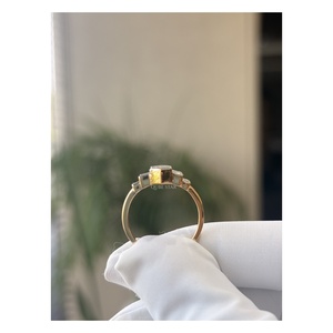 Bague sophistiquée en or massif 14 carats avec trois pierres taille cœur serties clos, diamant baguette de laboratoire certifié IGI, cadeau d'anniversaire - Product Image 5
