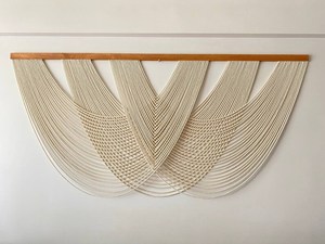 Décoration murale bohème faite à la main en macramé avec un design en tissu aux tons terreux naturels, forme personnalisée - Product Image 3