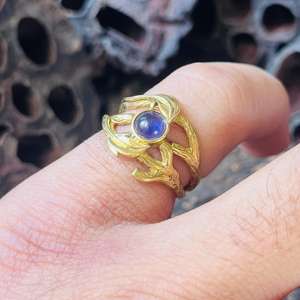 แหวนทองเหลืองประดับอเมทิสต์ ชุบทอง 18K ดีไซน์ฉลุลาย โบฮีเมียน แหวนวงใหญ่ สำหรับทั้งชายและหญิง แหวนดีไซน์โดดเด่น ขายส่ง - Product Image 2