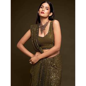 Increíble Sari de noche de lentejuelas verde oliva con blusa para ocasiones especiales - Product Image 4