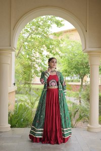 Lehenga Choli Rojo con Chaqueta Bordada en Verde, Vestido de Novia de Algodón Largo Hasta el Suelo para Mujer, Estilo India Pakistán - Product Image 4