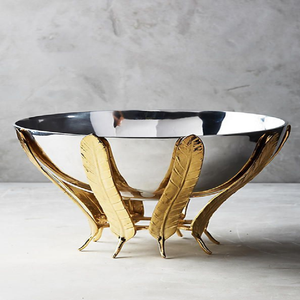 Majestueuse coupelle centrale en argent, entourée de somptueux accents de plumes dorées. Disponible au prix de gros. - Product Image 1