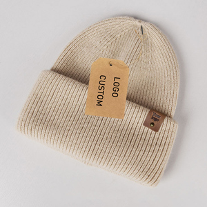 Bonnet d'hiver chaud en mohair tricoté pour hommes et femmes avec étiquette personnalisée – Bonnet en mohair doux et moelleux - Product Image 4