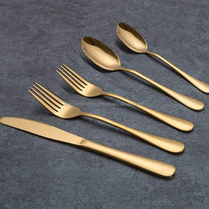 Ensemble de couverts en métal moderne et élégant avec poignées élégantes offrant une apparence luxueuse et une commodité de salle à manger fonctionnelle - Product Image 1