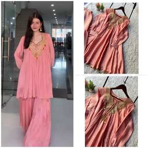 Traje Sharara Chinon Puro con Bordado de Lentejuelas, Borlas y Encaje con Monedas, Completamente Cosido, Atuendo Festivo para Mujer - Product Image 2