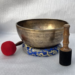 Bol chantant en bronze artisanal de haute qualité, original, personnalisé, bol sonore tibétain en métal pour la méditation, fabriqué à la main par un artisan. - Product Image 3