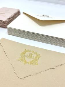 Invitations élégantes en papier deckle avec gaufrage à sec et impression à chaud, parfaites pour les mariages, les célébrations et les événements prestigieux. - Product Image 3