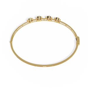 Bracelet jonc en or jaune 14 carats avec bande pavée et diamant solitaire rond de laboratoire à quatre pierres |   Bijoux de créateur minimalistes - Product Image 4