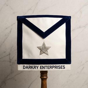 Tablier d'officier maçonnique personnalisé en velours bleu marine avec broderie fil d'or, bordure violette et couronne de laurier, fait main, pour la franc-maçonnerie - Product Image 4