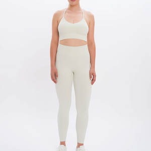 Conjunto de yoga para mujer de diseño único fabricado en Pakistán, para uso en exteriores, hecho de spandex/poliéster, para venta en línea. - Product Image 1