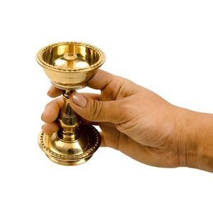 Lampe Diya en laiton doré, lampe à huile en métal faite à la main, porte-bougie traditionnel pour la décoration de la maison - Product Image 2