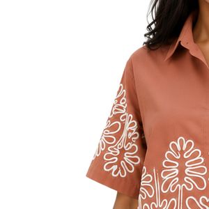 Camisa Corta de Mujer en Color Terracota con Botones, Bordado Floral Blanco, Manga Corta, Blusa Casual de Verano, Top de Diseñador de Moda en Algodón - Product Image 3