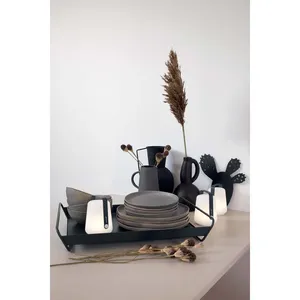Bandeja Metálica Hecha a Mano de Estilo Moderno, Plato Decorativo Elegante y Contemporáneo para Diseño Temático de Hostelería, Seguro y Plateado - Product Image 1
