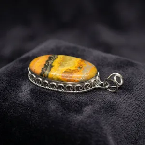 Cautivador colgante de plata de ley con jaspe abeja para el soñador de aventuras, engaste de bisel, solitario ovalado, unisex, clásico, para uso diario. - Product Image 3