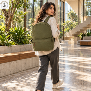 Mochila de Lona Verde Oliva con Bolsillo Frontal con Cremallera y Asa Superior |   Mochila clásica para el día a día con textura tejida y tiras laterales - Product Image 3