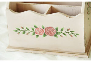 Panier de rangement vintage en bois, peint à la main, motif floral, organisateur de table, style shabby chic, support pour télécommande et couverts, panier en bois - Product Image 5