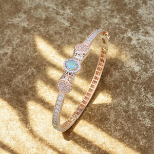 Bracelet en or rose avec moissanite, pierre verte menthe au centre, design nid d'abeille, finition polie, bijou élégant pour femme - Product Image 2