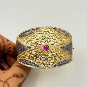 Brazalete Abrible en Forma de Bola con Baño de Oro Rosa y Meenakari Azul Kundan, Hecho a Mano en Rajastán, Tradicional, Vintage, para Boda, RAY FINE - Product Image 3