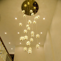 Grand lustre suspendu en cristal sur mesure, style moderne et épuré, pour salon et maison