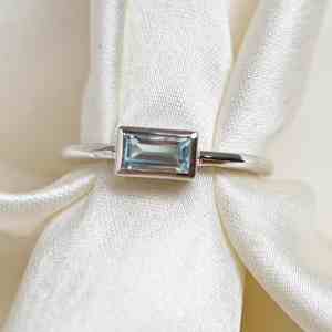 Anillo Minimalista de Plata de Ley 925 Chapado en Oro de 14K con Aguamarina en Corte Baguette para Mujer, Aniversario de Compromiso - Product Image 1