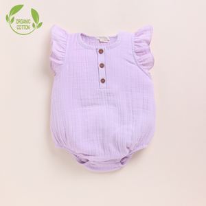 Ropa de bebé mameluco burbuja con volantes de muselina orgánica de primera calidad Lila - Product Image 1